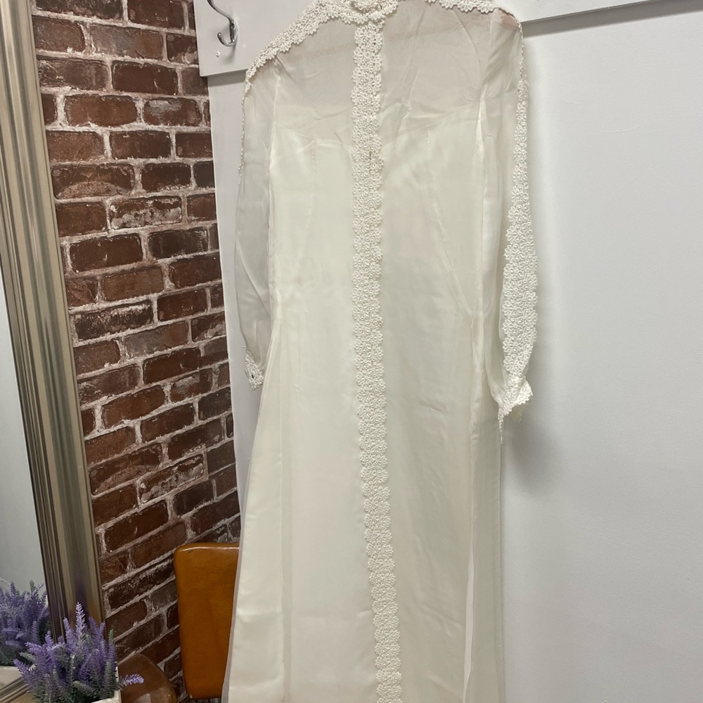 Elegant Cream Lace-Trimmed wedding Dress